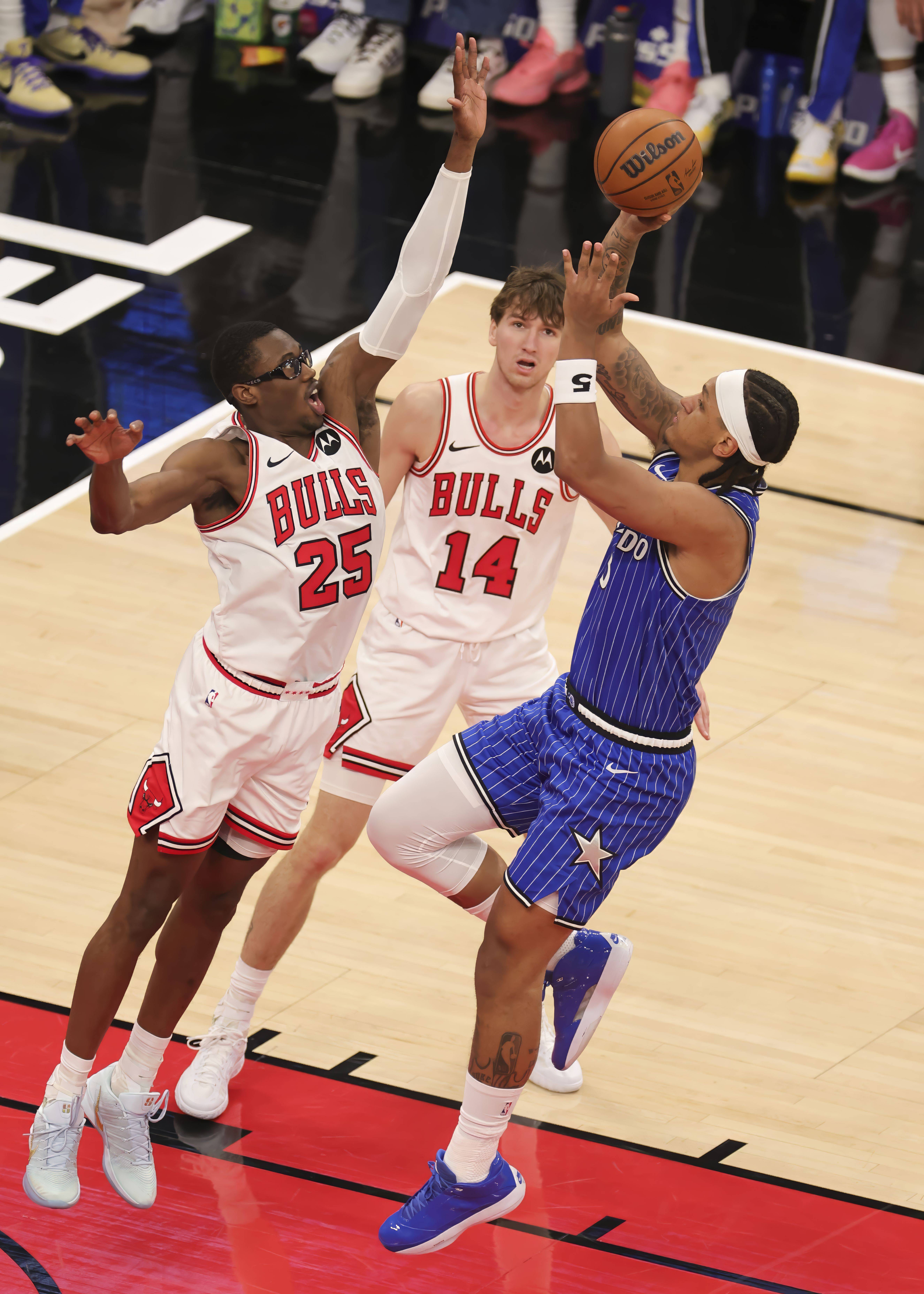 公牛客场大胜马刺,拉文抢断上篮得手的简单介绍 公牛客场大胜马刺,拉文抢断上篮得手的简单介绍